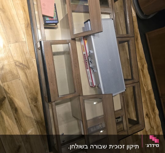שולחן עץ עם זכוכית ומזוודה מתכתית